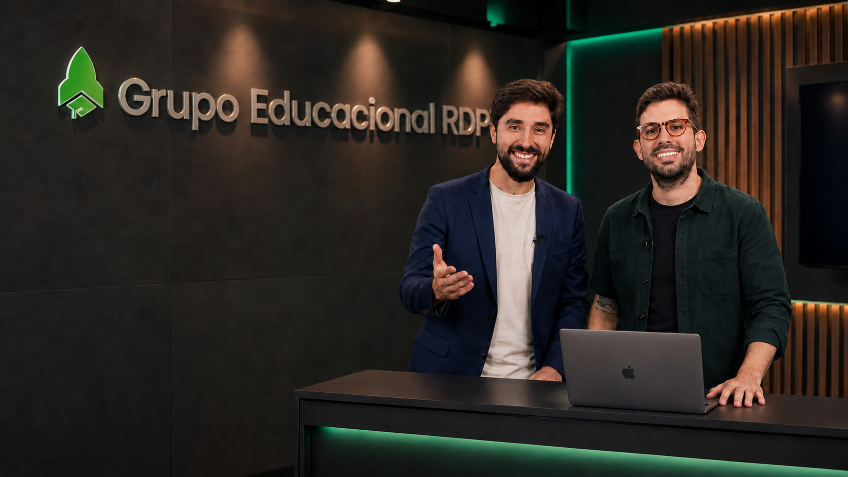 Professores do Grupo Educacional RDP no estúdio de gravação